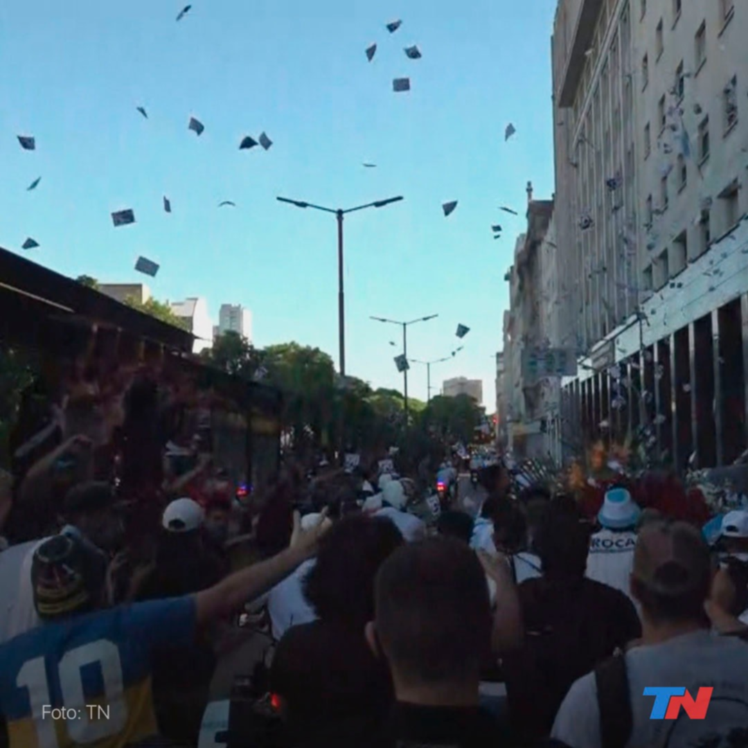 FOTOGALER A. La caravana del ltimo adi s a Diego Maradona